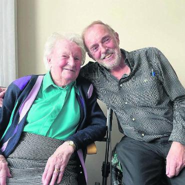 Erbfaktor wunderbar - 100 Jahre Amalia Bosisio. Sie feiert mit ihrem Sohn und Reusspark-Direktor Urs Bosisio. Bild: Stefan Sprenger