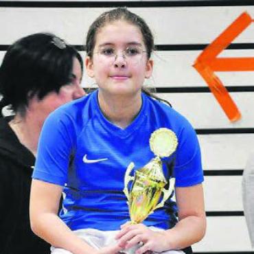 29 Medaillen erkämpft - Stolz auf den Pokal: Anna Cerundolo, Tochter von Kampfrichter Toni Cerundolo.