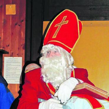 Heimweg auch ohne Beleuchtung gefunden - Es ist nicht, wie es zu sein scheint: der Samichlaus in der Kunststoff-Box? Bild: zg