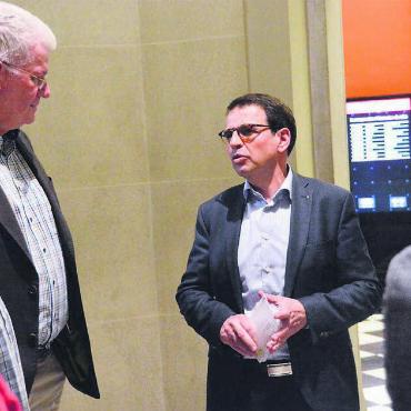 Das Los musste entscheiden - Ganz nah am Geschehen: Nationalrat Matthias Jauslin im ausgelassenen Gespräch mit den Gästen. Bilder: Celeste Blanc