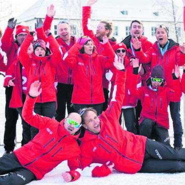 Gefreut auch für die anderen - Der Bremgarter Trainer Karl Schmidt (stehend, 3. von rechts) und Tochter Claudia (stehend Mitte) freuten sich mit der Schweizer Delegation über sagenhafte 16 Medaillen der Langlauf-Equipe. Bild: zg