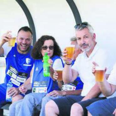 Momente für die Ewigkeit - 11. Juni: Die Bank beim FC-Wohlen-Legendenspiel am Jugendfest.