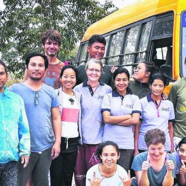 Anstrich erweitert Horizont - Christian Döbeli (ganz hinten links) und die Helferinnen und Helfer, die der Schule in Nepal einen neuen Anstrich gaben. Bild: zg