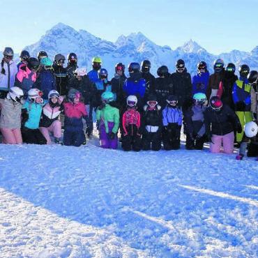 Unterwegs im Sonnenschein - Gruppenbild vor Bergpanorama – da kann man durchaus neidisch werden. Bilder: zg