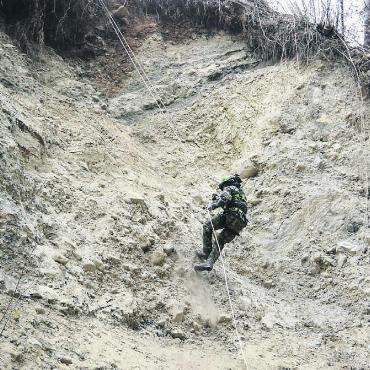 Den Ernstfall geübt - Rund 15 Meter Höhendifferenz galt es im Pflanzerbachtobel zu überwinden. Bild: Roger Wetli