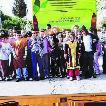 Ethnien spannen zusammen - In der Schule im Friedensdorf werden die Kinder unterschiedlichen Glaubens mehrsprachig unterrichtet.