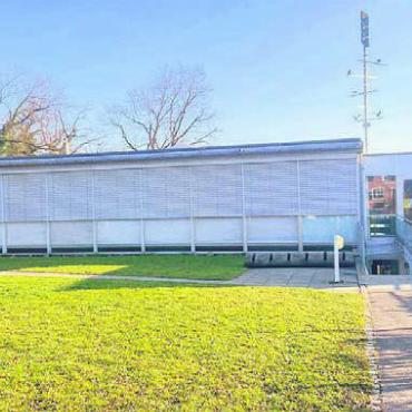 Projekte können angepackt werden - Das über 50-jährige Schulhaus Staffeln weicht künftig einem Neubau. Bilder: zg