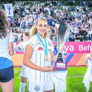 Ein Tor für den ersten Pokal - Torschützin im Final und überglücklich: Alayah Pilgrim zeigt den Meisterpokal. Bild: Freshfocus