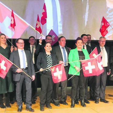 Mittelmässigkeit bekämpfen - Fahnenschwingend ins Wahljahr: Die Nationalratskandidierenden der SVP Aargau, darunter Christoph Hagenbuch (2. von rechts) und Andreas Glarner (4. von rechts). Bild: pd