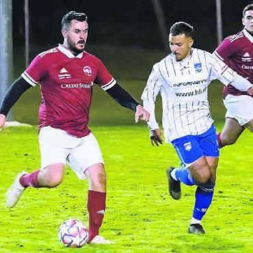 Im Viertelfinal hängen geblieben - Trotz früher Führung müssen Blerim Pnishi (links) und der FC Bremgarten im Cup die Segel streichen. Bild: André Griffel