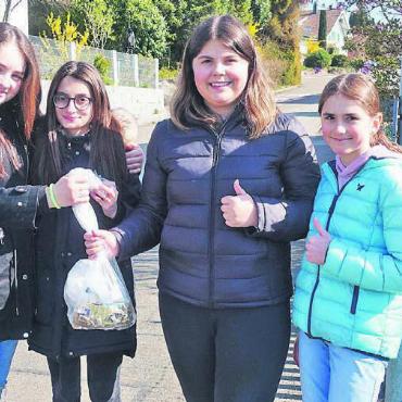 Anstatt Eier Müll gesucht - Serena, Laura, Alicia und Viona sind überrascht, wie viel Müll in der kurzen Zeit zusammengekommen ist. Bilder: Susanne Schild