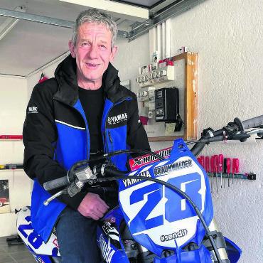 Der Töff-Wahnsinnige - Otto Braunwalder auf seiner Yamaha in der Garage am Mattenhof: «Ich fahre, so lange es geht.» Bild: Stefan Sprenger