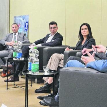 Patentrezepte gibt es nicht - Diskutierten leidenschaftlich über die aktuellen Bedrohungen und das Militär (von links): David Sommer (GSoA und Juso), Roland Vogt (Grossrat SVP), Rico Köchli (Moderator), Maja Riniker (Nationalrätin FDP), Dieter Egli (Regierungsrat SP) und Travis Schmidhauser (Jungfreisinnige). Bild: Chregi Hansen