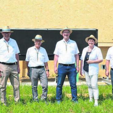 «Wir sind eben Freiämter» - Das OK ist voller Freude, ein Teil davon zeigt diese am kleinen Aufrichte-Anlass, von links: Josef Gugerli, Stefan Furrer, Peter Klausner, Präsident Beat Brun, Milly Stöckli, Thomas Villiger und der Medienverantwortliche Wolfgang Rytz stehen dort, wo in zwei Wochen die Pistolenschützinnen und -schützen ihre Wettkämpfe austragen. Bilder: Annemarie Keusch/ zg