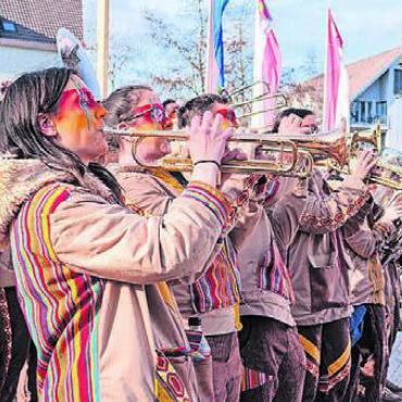 Neue Mitglieder gesucht - Die Guggenmusik Tinitus Villmergen freute sich, dass sie das grosse Guggenspektakel auf dem Dorfplatz wieder durchführen konnte. Bild: zg