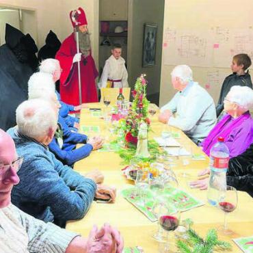 Noch ist es vor allem Baustelle - Nach dem Rundgang freute sich die Chappelehof-Familie über den Besuch des Samichlaus.
