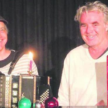 Damit es eilig Abend wird - Fredi Spreng (links) und Erzähler Jörg Bohn sorgen für ein «Gschichte-Gschänk». Bild: zg