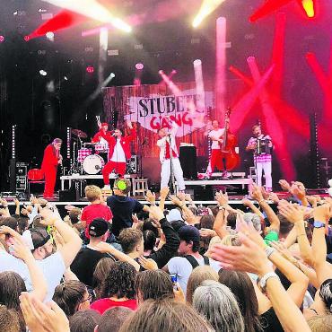So bunt war das Leuefäscht - Die «Stubete Gäng» heizte den Festbesuchern bereits am Eröffnungsabend gehörig ein.