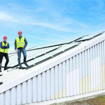 Erster Schritt in die Zukunft - Für das Fotoshooting bei Wind und Kälte aufs Dach: Die Geschäftsleitung der Montana mit (von links) Martin Wetter, Marcel Kamm, Markus Dürr, Daniel Rey ist stolz auf die eigene Photovoltaikanlage. Bild: zg