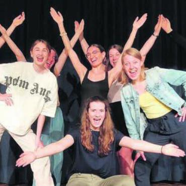 Ein musikalisches Wunderland - Die Gruppe der Musikschule Wohlen ist fleissig am Proben: Am 22. Juni wird das Musical aufgeführt. Bild: pd