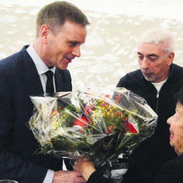 Zwischen Kritik und Optimismus - Präsident Roland Büchi und seine Mutter Claire bedanken sich bei Jean-Pierre Gallati für seinen Auftritt am ersten Dreikönigsanlass der SVP.