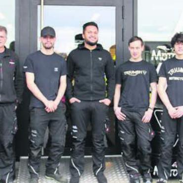 Erfahrung und Leidenschaft - Das Motoria-Team lebt Triumph: v. l. Rolf Knecht, Stefan Nauer, Mike Paoluzzi, Patrick Papis, Yanic Spörri, Louis Frey und Yannick Casanova. Es fehlt Sabine Beyeler.