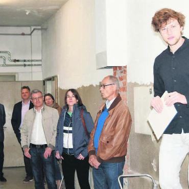 «Drehscheibe der Kultur» - Jonas Arnet, Präsident des Vereins für Kultur Wohlen, freut sich über den grosszügigen Beitrag aus dem Swisslos-Fonds. Die Aufnahme stammt von der Führung der Partei Die Mitte. Bild: Archiv