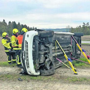 Beifahrerin eingeklemmt - Die Feuerwehr musste die Beifahrerin aus dem Unfallfahrzeug bergen Bild: pz