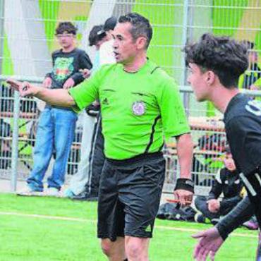 Festtag für den Fussball - Alles im Blick: Sponsorenchef und Schiedsrichter Roland Heim.
