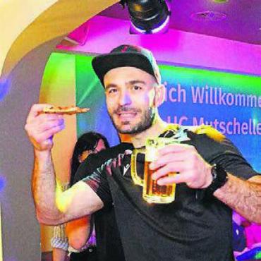 Party und Gerüchte - Mit Bier und Pizza feiert Spielertrainer Mario Obad den Erfolg.