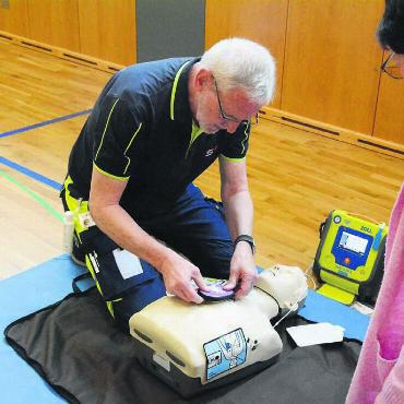 Jeder kann Leben retten - Samariterlehrer und Vorstandsmitglied Toni Gassmann demonstriert, wie ein AED-Gerät richtig eingesetzt wird. Das Gerät führt einen dabei Schritt für Schritt durch den gesamten Prozess. Bilder: Chregi Hansen / zg