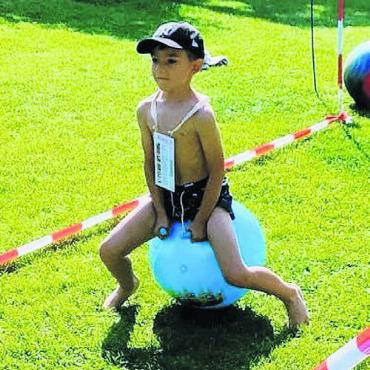 Highlight zum Chindsgi-Abschied - Höchste Konzentration beim Gummiball-Hüpfen.