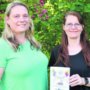 Garantie für Spass im Sommer - Sonja Ryser (links) und Caroline Markwalder hoffen, dass auch der diesjährige Ferienpass gut ankommt. Besonders freuen sie sich auf das Jubiläumsfest. Bild: Sabrina Salm
