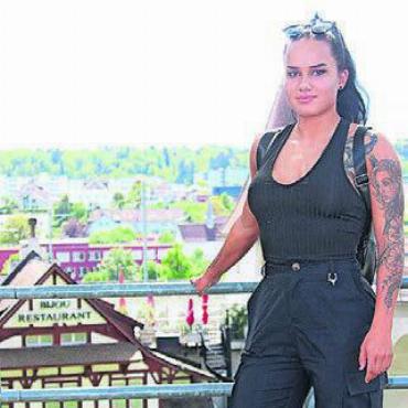 Fürs Preisgeld gibt es einen Bikini - Mit Bremgarten im Hintergrund. Die Bodybuilderin lebt immer noch im Freiamt.
