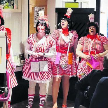 «Kulturell isch Wohle gross» - Am Nachmittag als Popcorn mit den Kindern am Umzug unterwegs, am Abend im gleichen Outfit als «Pischu» in den Beizen. Die Kindergärtnerinnen hoben mit ihrem Auftritt die Kunst der Schnitzelbank auf ein neues Level. Bilder: spr/chh