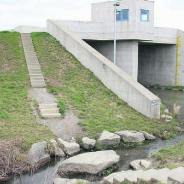 «Elegante und einfache Brücke» - Ein einfacher und sicherer Übergang wurde stets angestrebt: Nun soll diese Forderung beim Büelisacherkanal endlich realisiert werden. Bild: mo