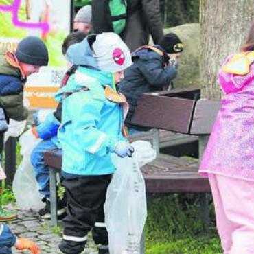 Die Kinder sensibilisieren - In der Umgebung von Sitzbänken bleibt besonders viel Abfall liegen. Dieser wird von den Kindergärtnern fleissig und mit vollem Elan aufgenommen. Bilder: mo
