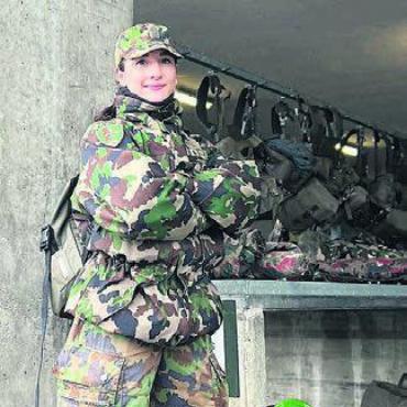Lachend ins Militär - Sie liebt kilometerlange Märsche.