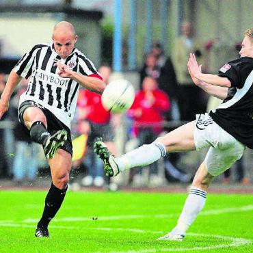 Zuerst Auszeit für den positiven Italo - 2007: Luca Ferricchio (links) gegen Alain Schultz vom FC Wohlen.