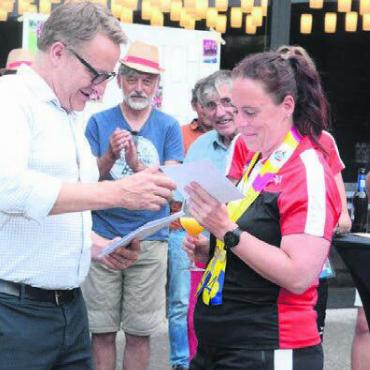 Über sich hinausgewachsen - Ammann Arsène Perroud überbrachte allen Sportlern und Sportlerinnen (hier Fabienne Wälti) die Glückwünsche des Gemeinderates.