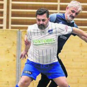 Das schwerste Team gewinnt - Omar Iannone hält Ex-Profi Salvatore Romano in Schach.