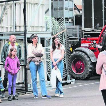 Urvertrauen als beste Basis - Circus Monti auf Rädern: Einblick in den Wagen-Park.