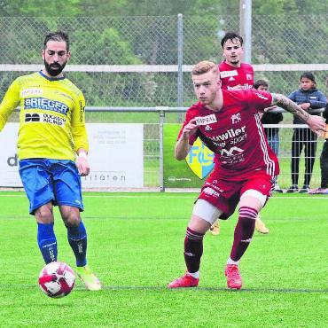 Doch noch der Klassenerhalt - Der FC Muri (Jan Burkard, rechts) spielt auch in der kommenden Saison in der 1. Liga classic. Bild: Archiv/jl