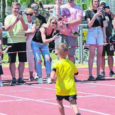 Nach Spassfaktor sind alle Sieger - Die kleinen Sprinter werden am Ziel von ihrer Familie angefeuert und voller Stolz empfangen.