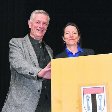 Klare Leitplanken gefordert - Gemeindeammann Daniel Stark und Gemeinderätin und Ressortleiterin Soziales Natascha Brunold gaben Auskunft über die geplanten Wohnmodule. Bild: Roger Wetli