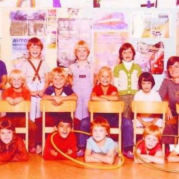 Die 73er sind in den Startlöchern - Kindergarten Bündten 2, oben (v. l.): Petra Ortner, Kerstin Vogelsang, Stefan (Nachname nicht bekannt), Nicole Wyss, Belinda (Nachname nicht bekannt), Brigitte Weibel (Kindergärtnerin). Mitte (v. l.): Nicole Sprüngli, Daniela Würsten, Dominik Vögeli, Nicole Oberleitner, Sibylle Schmid, Luisa Iannone. Unten (v. l.): Roland Meier, Nicole Zumbrunnen, Jonny Celik, Emilio Odierna, Reto Meier, Paolo Jodice.