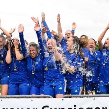 Fussball: FC Wohlen mit drei Cupsiegen - Bejubeln ihren ersten Sieg im Aargauer Cup: Die Frauen des FC Wohlen. Bild: Alexander Wagner.