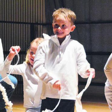 Im Zeichen der Jahreszeiten - Stolz wie Bolle sind diese kleinen Schneeflöckchen des Kindergartens bei ihrem Auftritt, dem Schneeflockentanz.