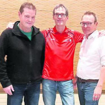Männerriege im Aufschwung - Der Präsident Thomas Hersperger (Mitte) mit Urs Schertenleib (links) und Bruno Hagenbuch (rechts). Bild: zg