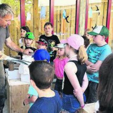 Probiers mal mit Gemütlichkeit - Der Bildhauer Alex Schaufelbühl lässt die Schüler in sein Handwerk eintauchen.